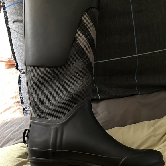 I’m selling the Burberry Clemence Rain Boots - Picture 4 of 5